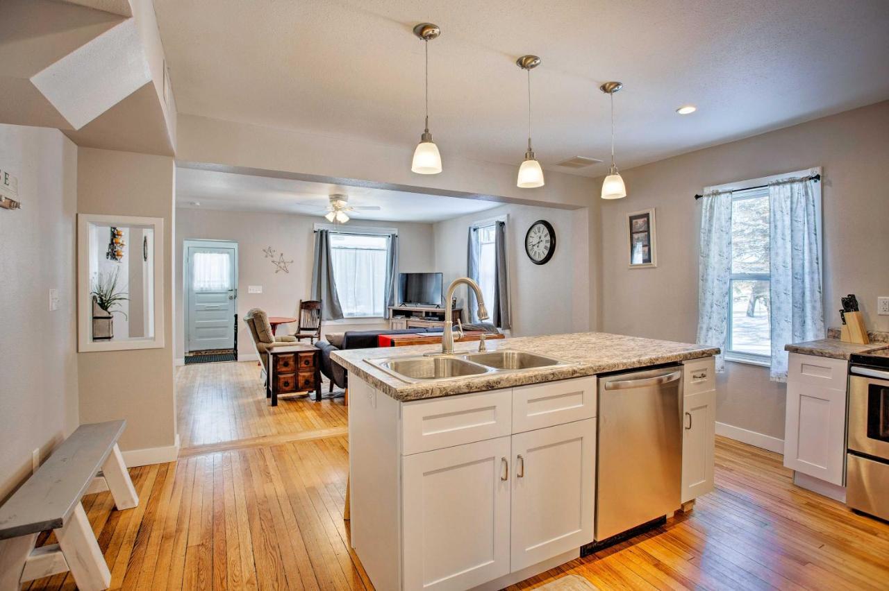 Family-Friendly Menomonie Retreat Walk To Town! Apartment Exterior photo